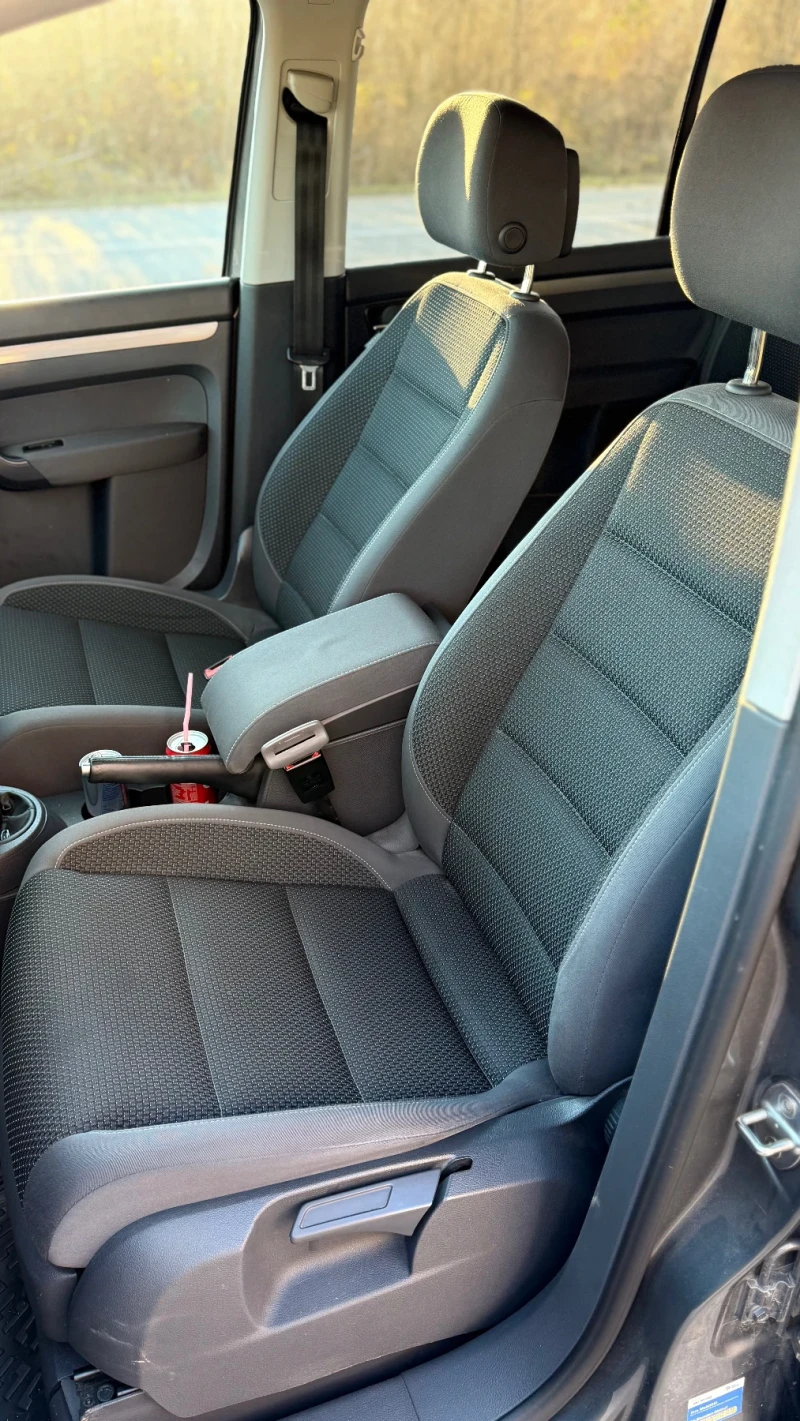 VW Touran 1.6TDI 105кс, снимка 8 - Автомобили и джипове - 52772575