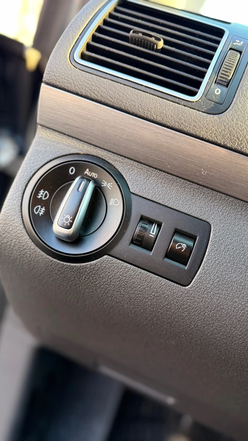 VW Touran 1.6TDI 105кс, снимка 10 - Автомобили и джипове - 52772575