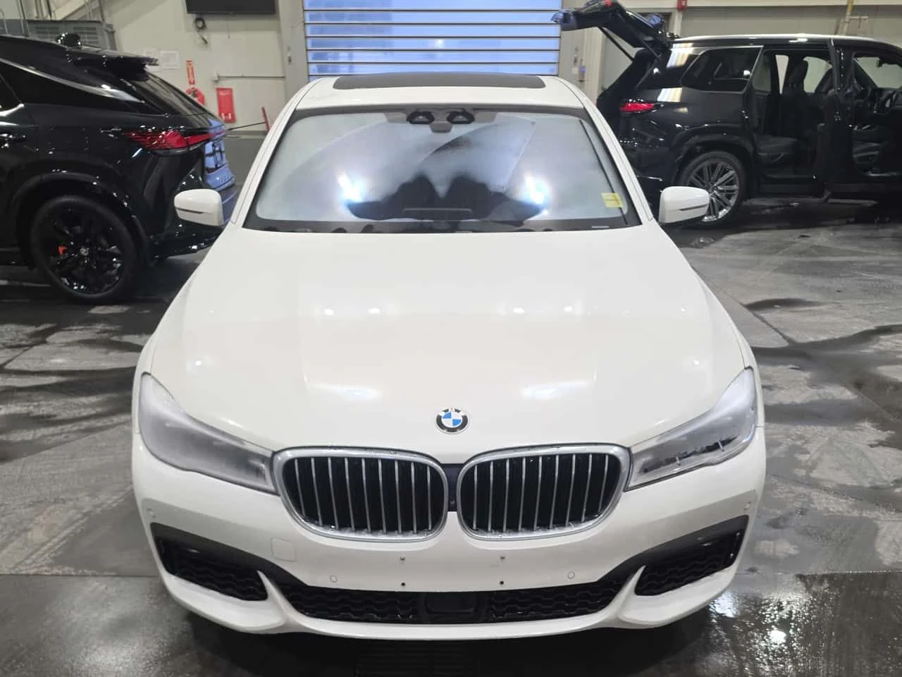 BMW 750 * xDrive Sedan * CARFAX * ЦЕНА ДО БГ, снимка 6 - Автомобили и джипове - 54001811