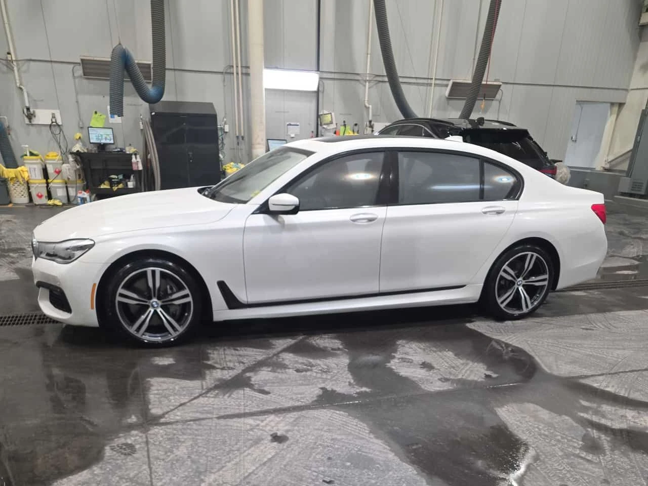 BMW 750 * xDrive Sedan * CARFAX * ЦЕНА ДО БГ, снимка 2 - Автомобили и джипове - 54001811