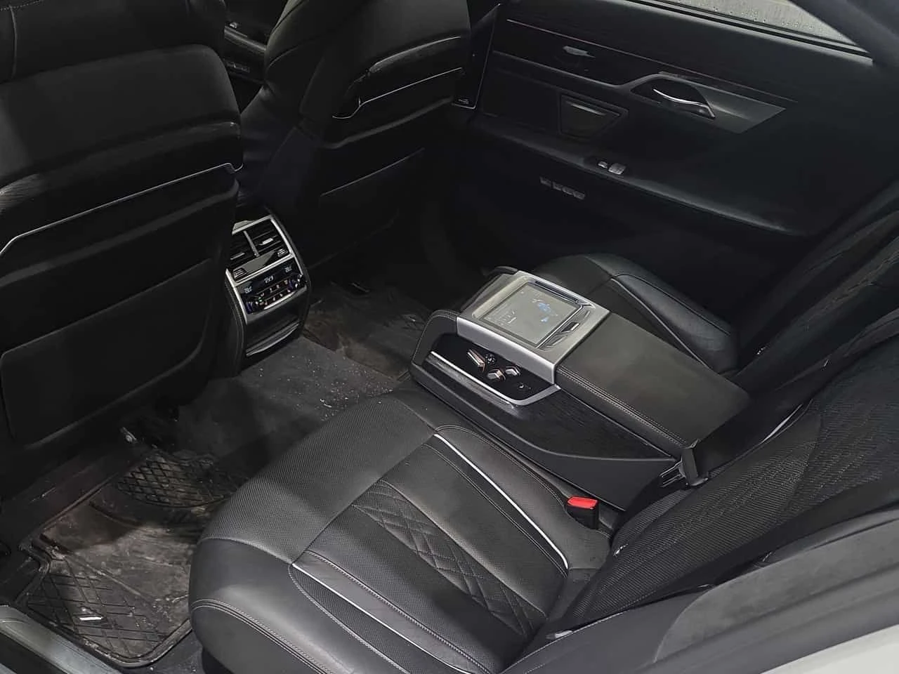 BMW 750 * xDrive Sedan * CARFAX * ЦЕНА ДО БГ, снимка 14 - Автомобили и джипове - 54001811