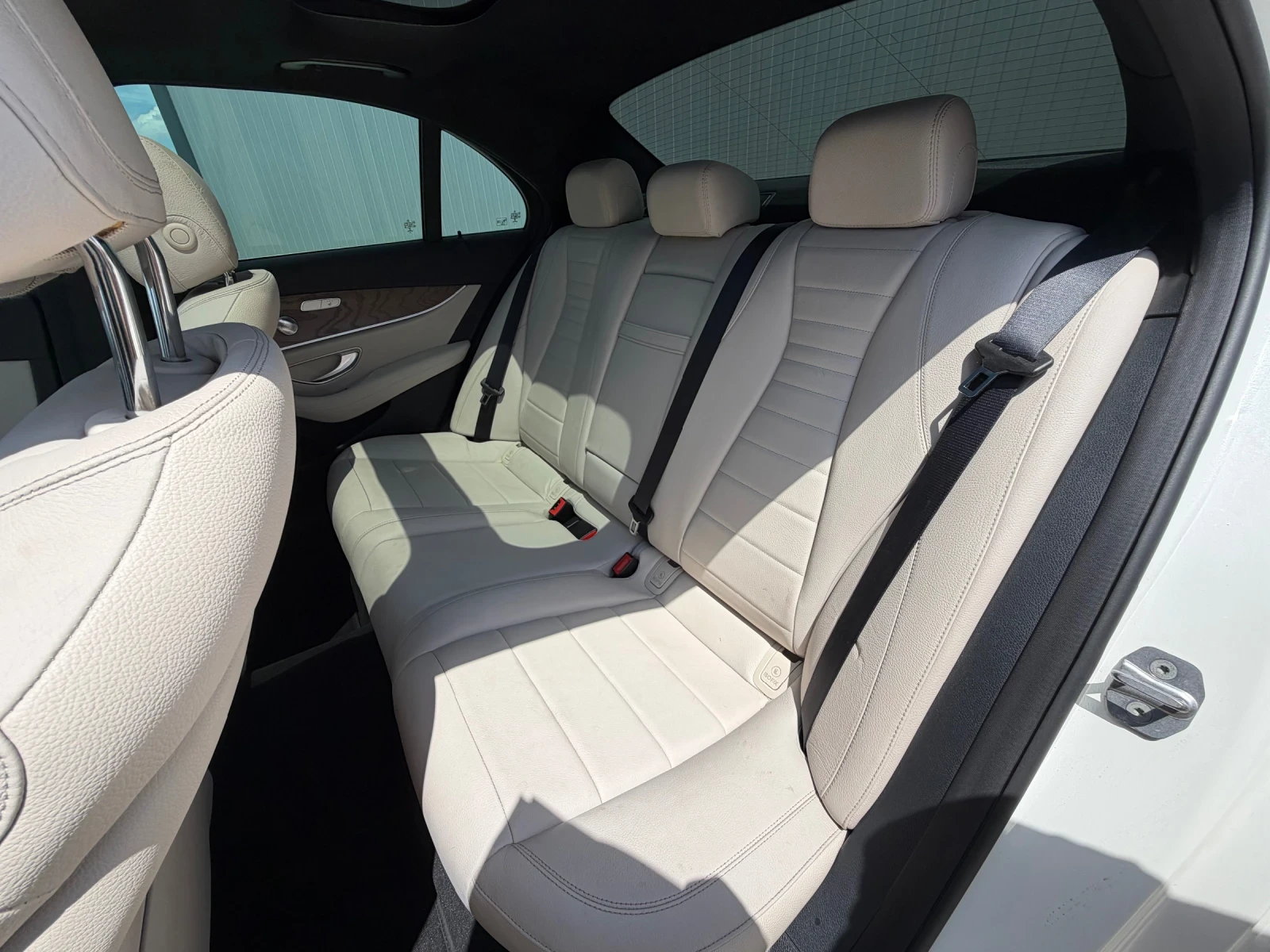 Mercedes-Benz E 400 63-AMG-Pack* 4-Matic* Pano* 360-cam* , снимка 11 - Автомобили и джипове - 55493532