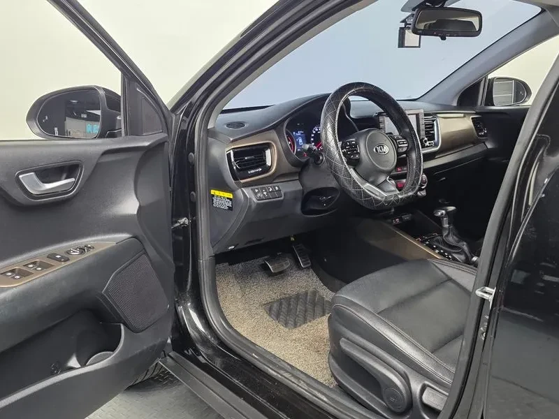 Kia Stonic Diesel 1.6 Prestige, снимка 10 - Автомобили и джипове - 56322331