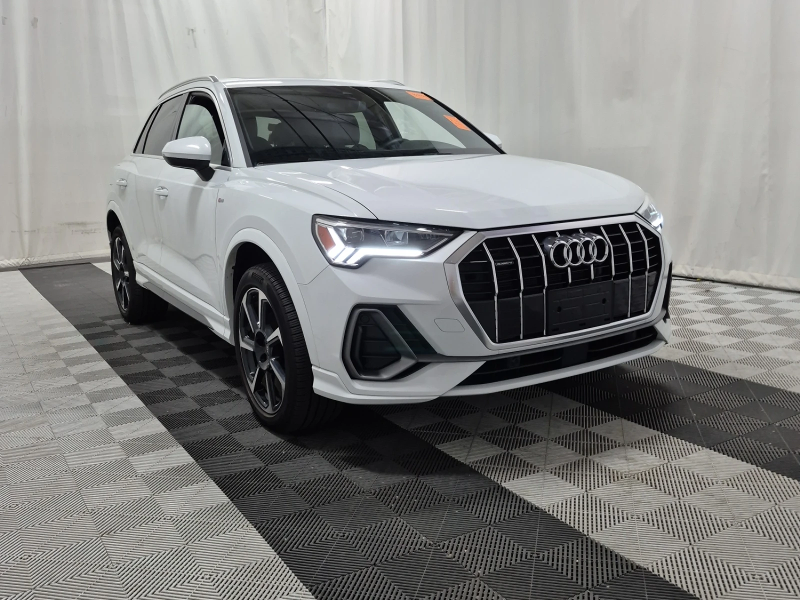 Audi Q3 Progressiv * CARFAX * АВТО КРЕДИТ * , снимка 2 - Автомобили и джипове - 54804301