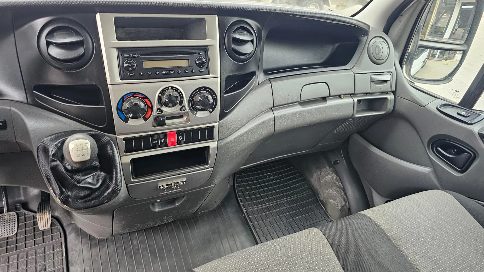 Iveco Daily 35C15 3.0D 6SP CH-ДВОЙНИ РЕСОРИ-ТЕМПОМАТ-ЛИЗИНГ, снимка 10 - Бусове и автобуси - 55221464