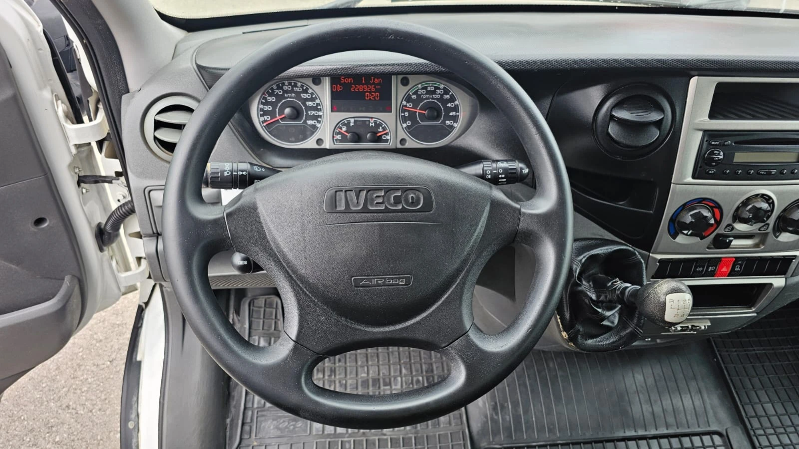 Iveco Daily 35C15 3.0D 6SP CH-ДВОЙНИ РЕСОРИ-ТЕМПОМАТ-ЛИЗИНГ, снимка 9 - Бусове и автобуси - 55221464