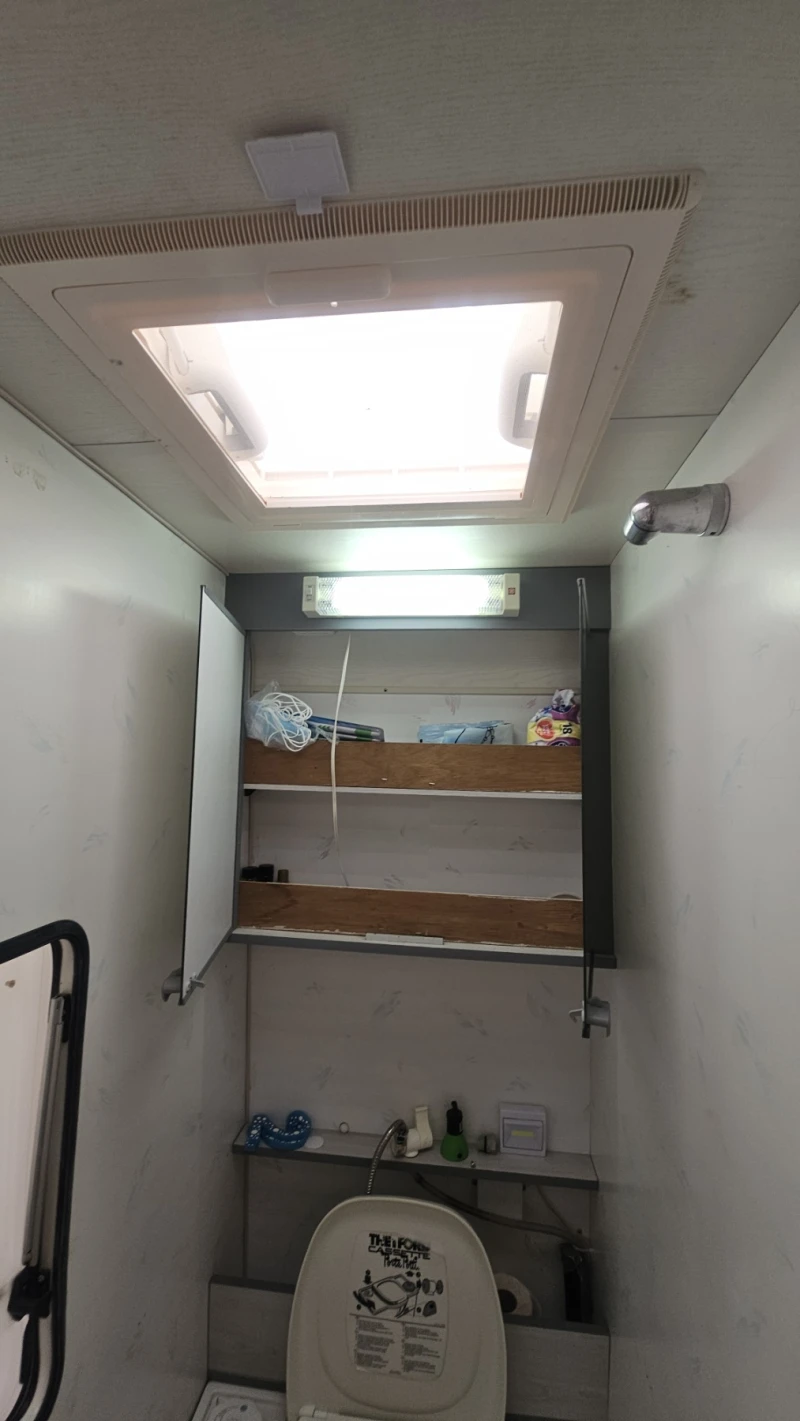 Каравана Burstner Holidey, снимка 14 - Каравани и кемпери - 52206125