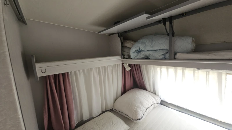 Каравана Burstner Holidey, снимка 4 - Каравани и кемпери - 52206125