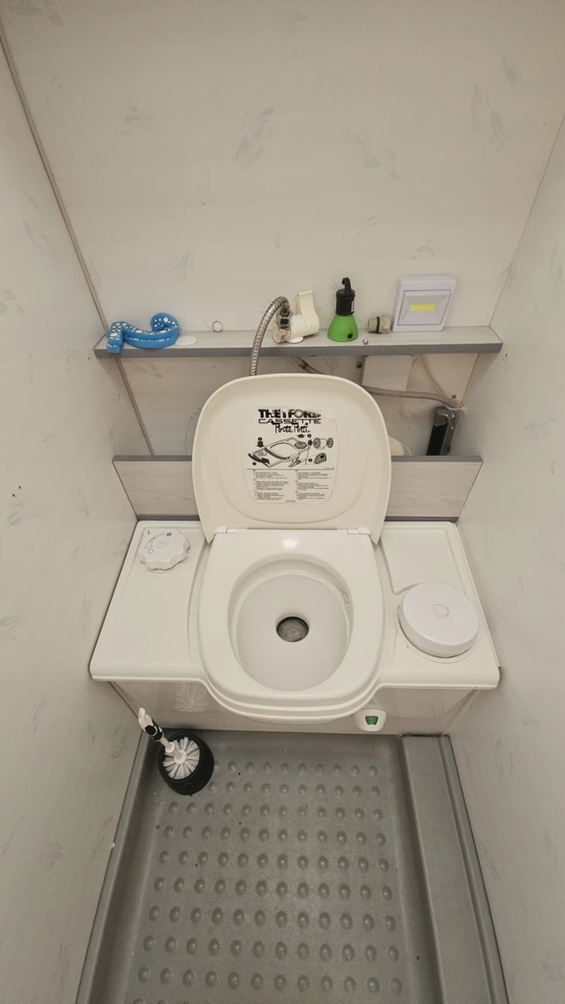 Каравана Burstner Holidey, снимка 13 - Каравани и кемпери - 52206125