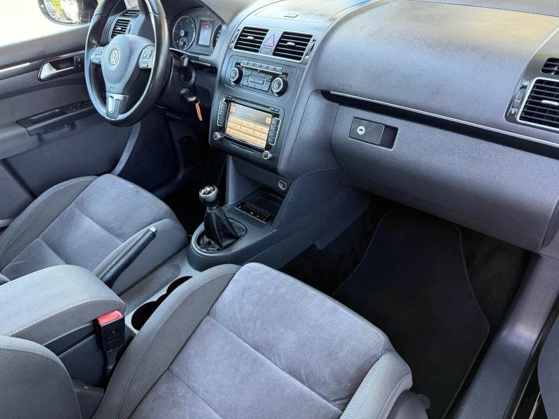 VW Touran 2.0 TDI Швейцария 7 местен, снимка 9 - Автомобили и джипове - 52654052