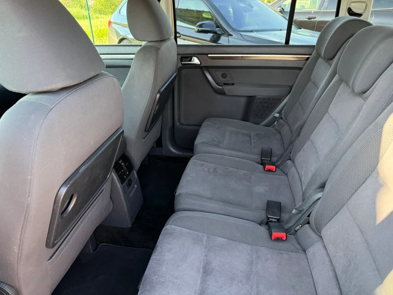 VW Touran 2.0 TDI Швейцария 7 местен, снимка 11 - Автомобили и джипове - 52654052