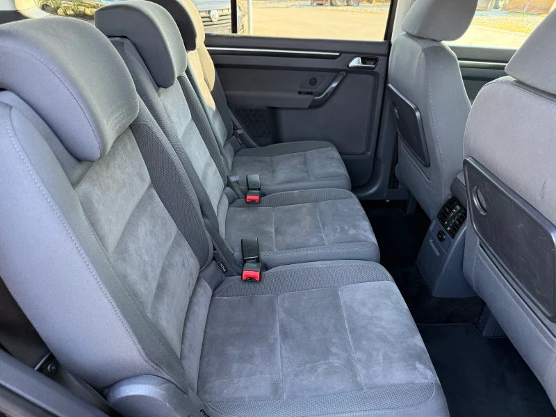 VW Touran 2.0 TDI Швейцария 7 местен, снимка 10 - Автомобили и джипове - 52654052