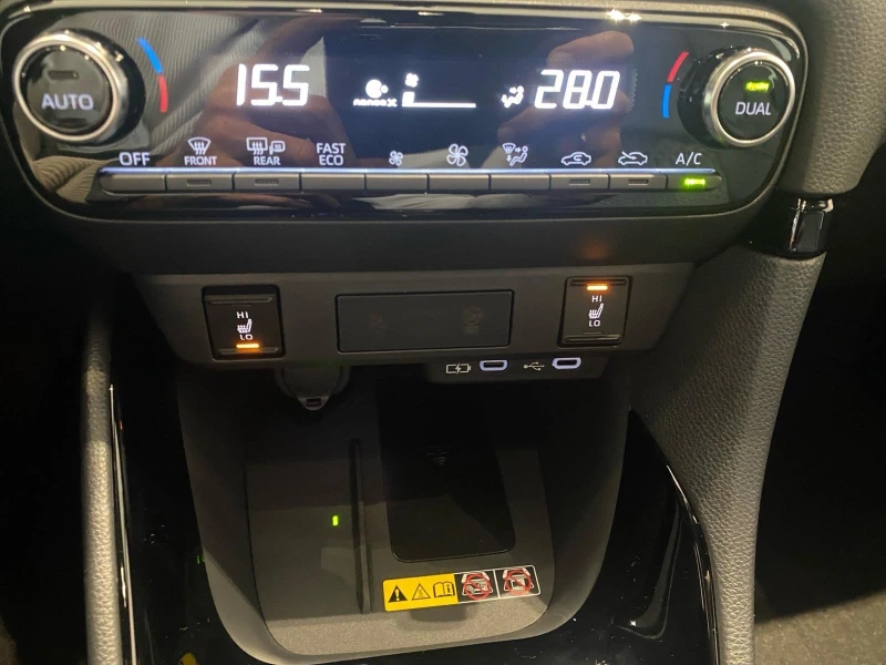 Toyota Yaris 1.5 HYBRID* STYLE* LED* CAMERA* DISTR* KEYLESS* , снимка 8 - Автомобили и джипове - 51963776