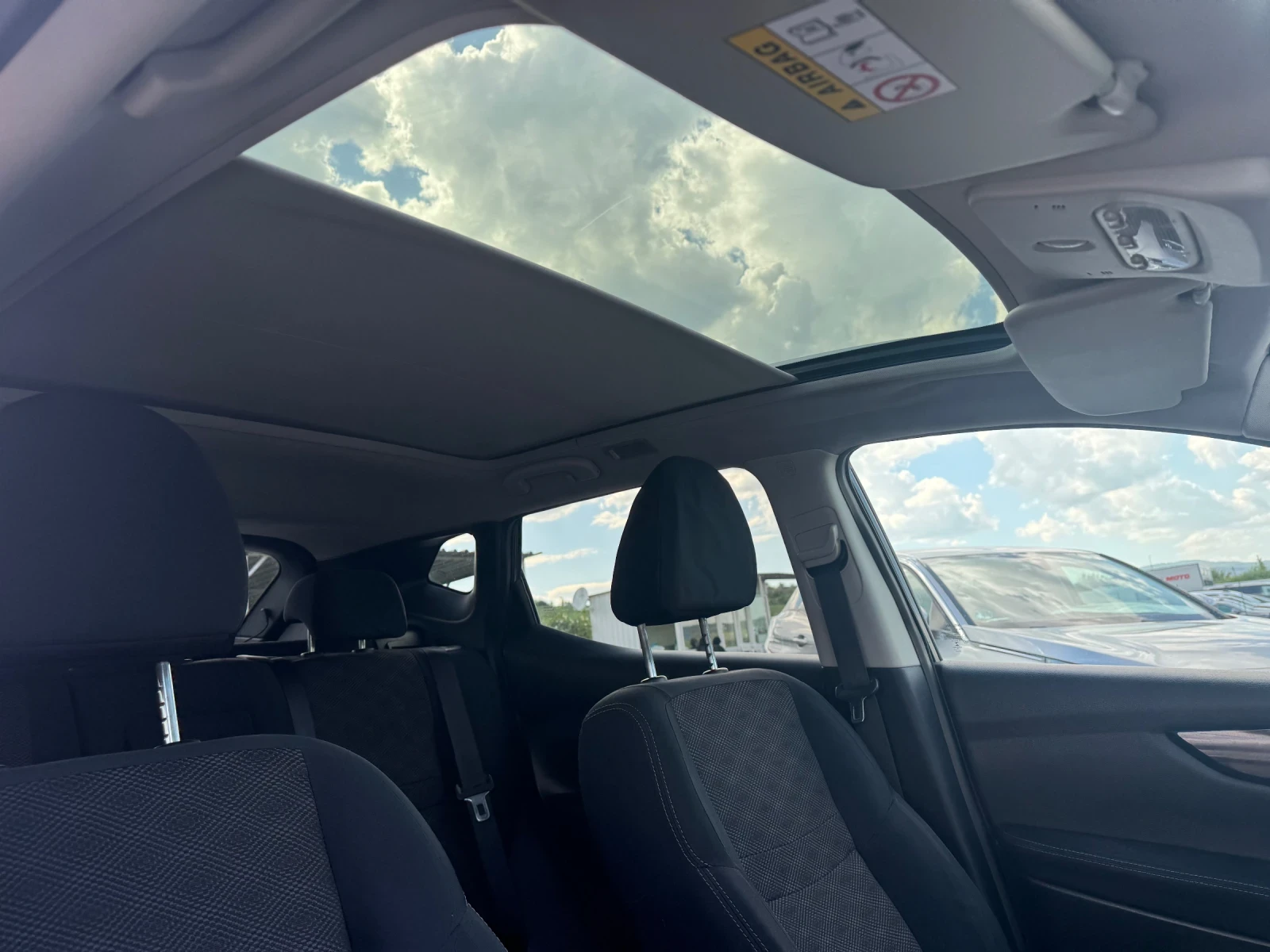 Nissan Qashqai 1.5 DCI Tekna 360, снимка 9 - Автомобили и джипове - 54709380