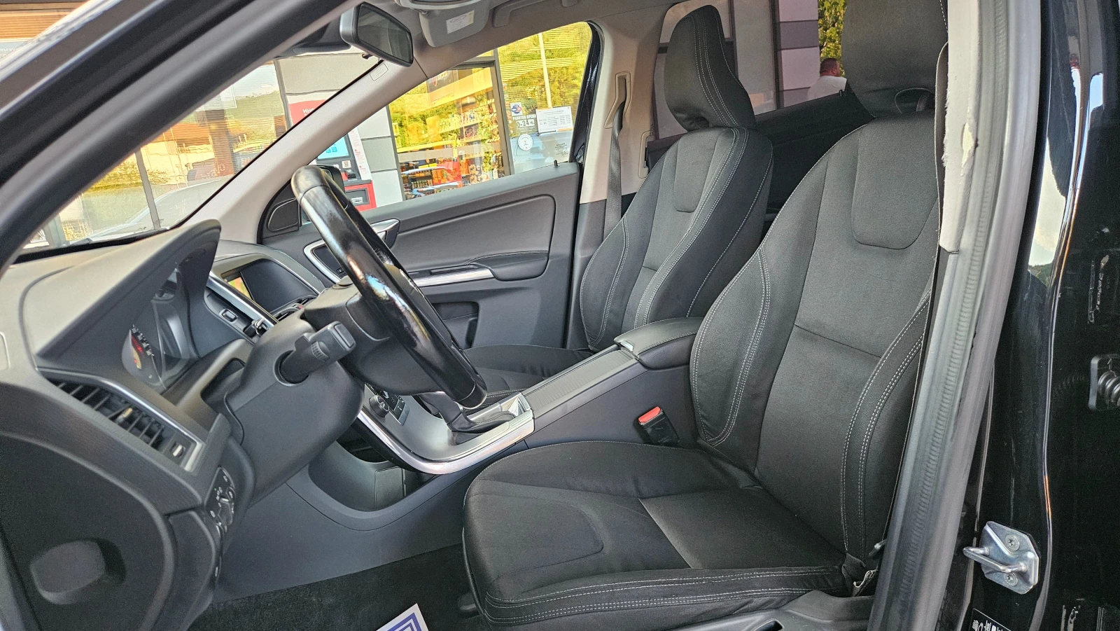 Volvo XC60 2.0 D3 AVTOMAT/NAVIG/KLIMA/8skorosti, снимка 11 - Автомобили и джипове - 55405496