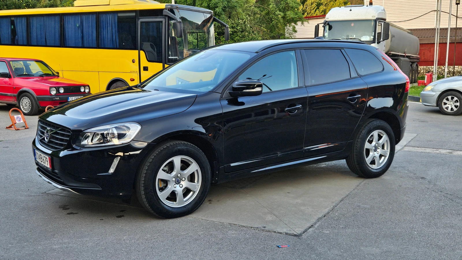 Volvo XC60 2.0 D3 AVTOMAT/NAVIG/KLIMA/8skorosti, снимка 2 - Автомобили и джипове - 55405496