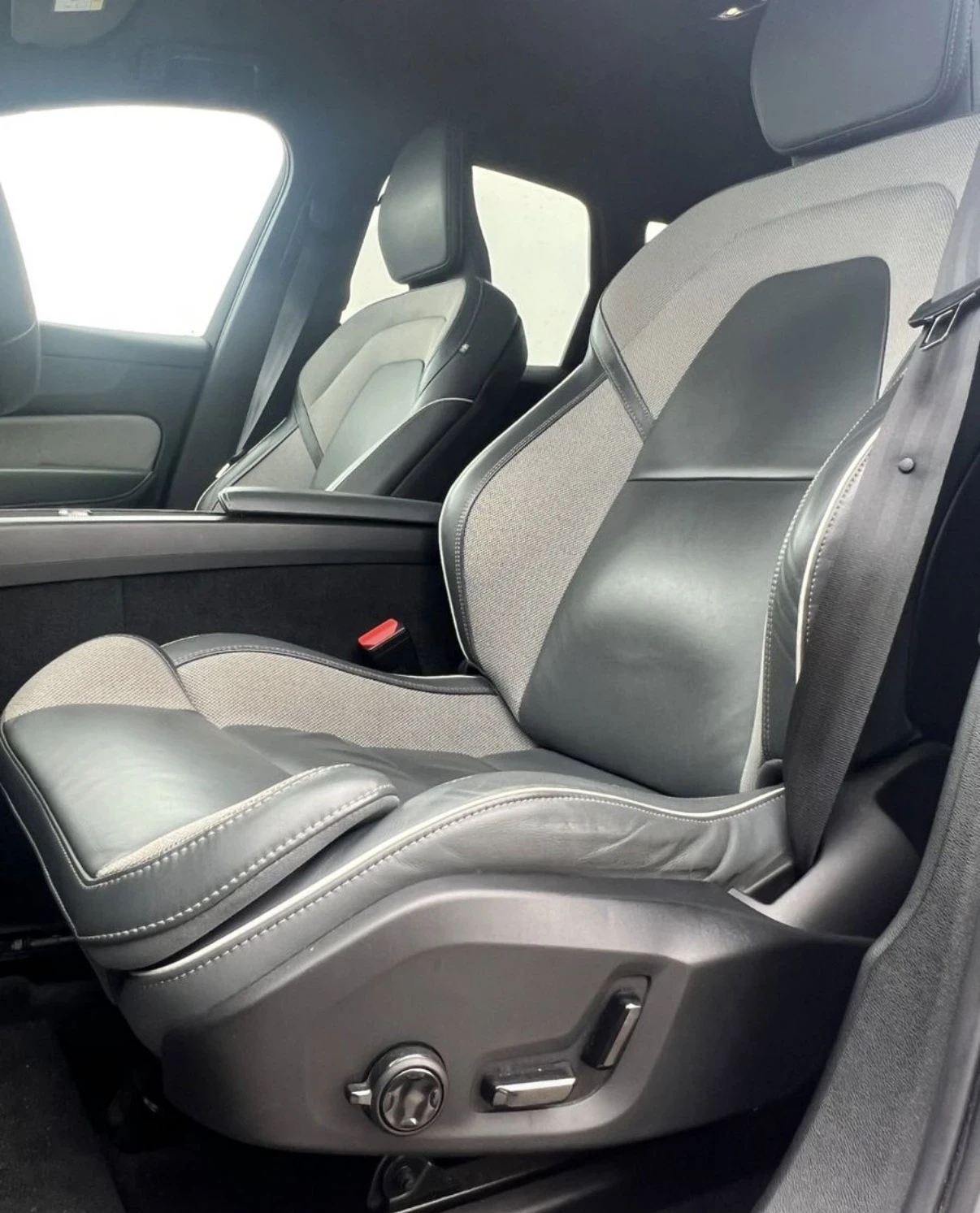 Volvo XC60 Volvo XC60 R-Design B4 AWD Mild Hybrid Facelift , снимка 8 - Автомобили и джипове - 55485780
