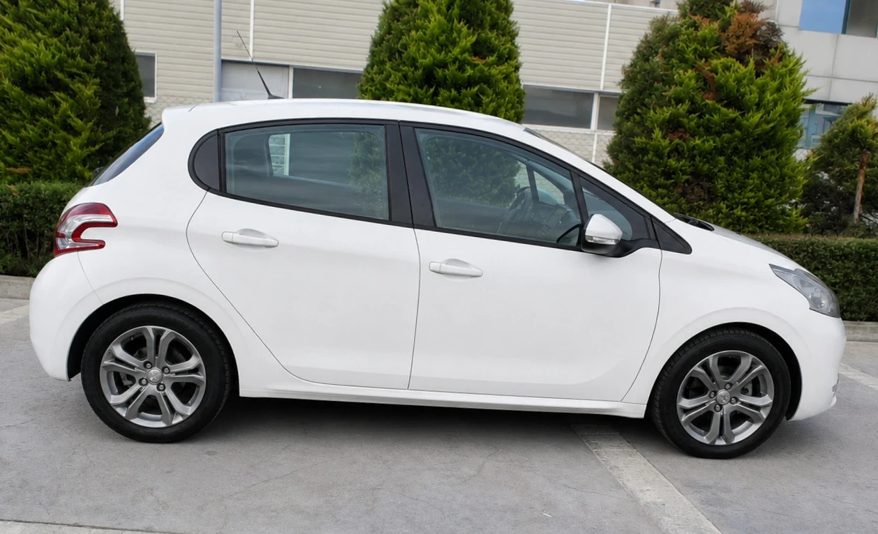 Peugeot 208 1.6hdi Автоматик , снимка 3 - Автомобили и джипове - 55411840