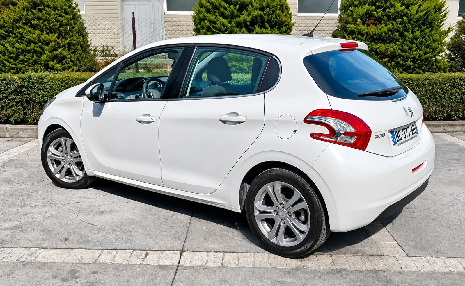 Peugeot 208 1.6hdi Автоматик , снимка 5 - Автомобили и джипове - 55411840