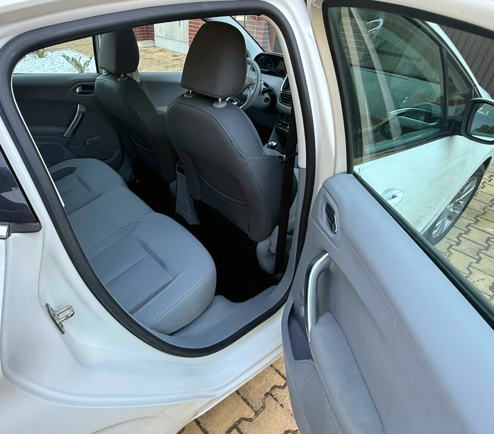 Peugeot 208 1.6hdi Автоматик Серв. История, снимка 12 - Автомобили и джипове - 54601180