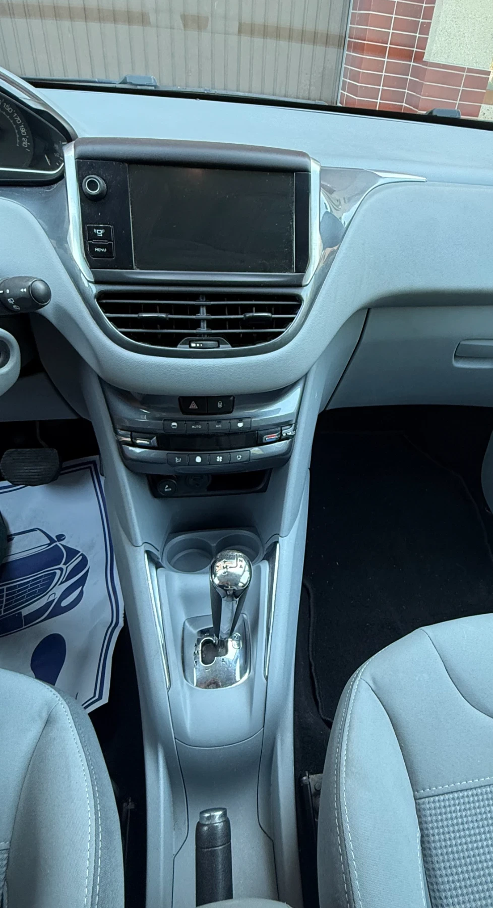 Peugeot 208 1.6hdi Автоматик Серв. История, снимка 13 - Автомобили и джипове - 54601180