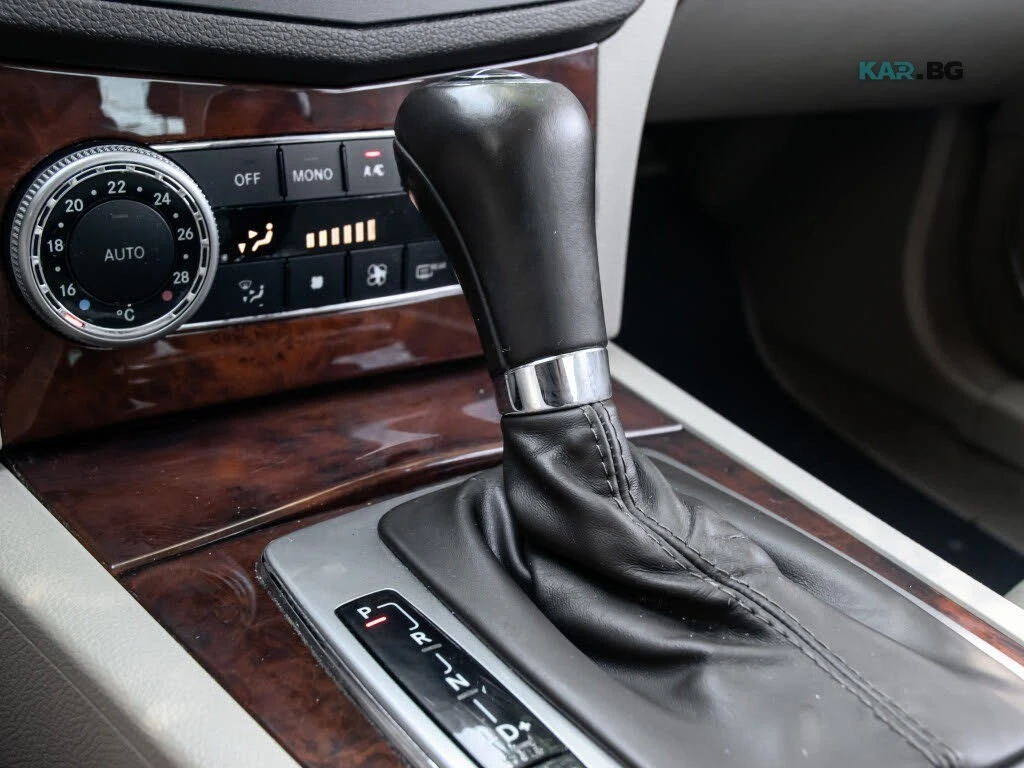 Mercedes-Benz C 350 * 4MATIC* АвтоКредит * (ЦЕНА ДО БГ), снимка 12 - Автомобили и джипове - 55137249