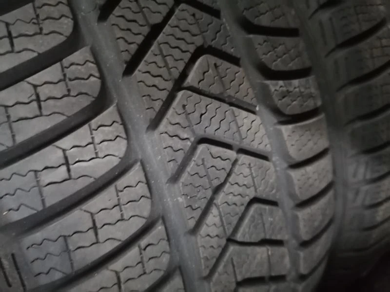 Гуми Зимни 225/40R18, снимка 1 - Гуми и джанти - 31638509