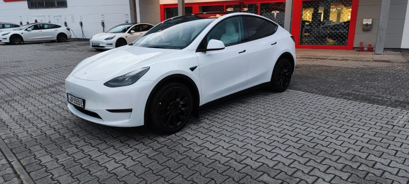 Tesla Model Y LR4X4 ЧАСТНА ОБЯВА БЯЛ САЛОН БЕЗ ТАКСИ ПРЕХВЪРЛЯНЕ, снимка 2 - Автомобили и джипове - 52998325