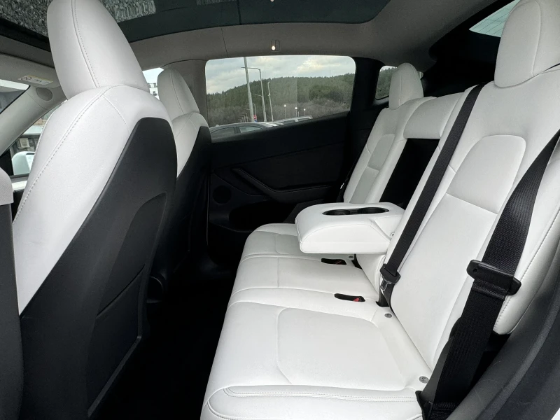 Tesla Model Y LR4X4 ЧАСТНА ОБЯВА БЯЛ САЛОН БЕЗ ТАКСИ ПРЕХВЪРЛЯНЕ, снимка 9 - Автомобили и джипове - 52998325