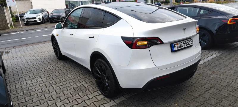 Tesla Model Y LR4X4 ЧАСТНА ОБЯВА БЯЛ САЛОН БЕЗ ТАКСИ ПРЕХВЪРЛЯНЕ, снимка 7 - Автомобили и джипове - 52998325