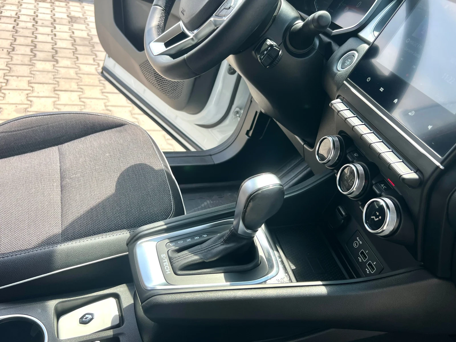 Renault Captur E-TECH HYBRID, снимка 14 - Автомобили и джипове - 55132210