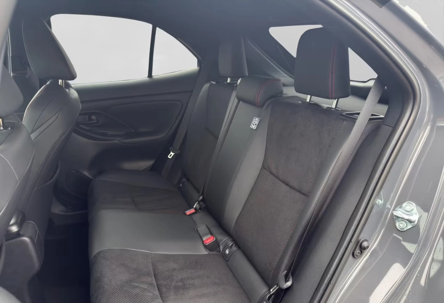 Toyota Yaris Cross HEV/131HP/GR-SPORT/NAVI/JBL/CPLAY/LED/KLESS/583q, снимка 12 - Автомобили и джипове - 55628509