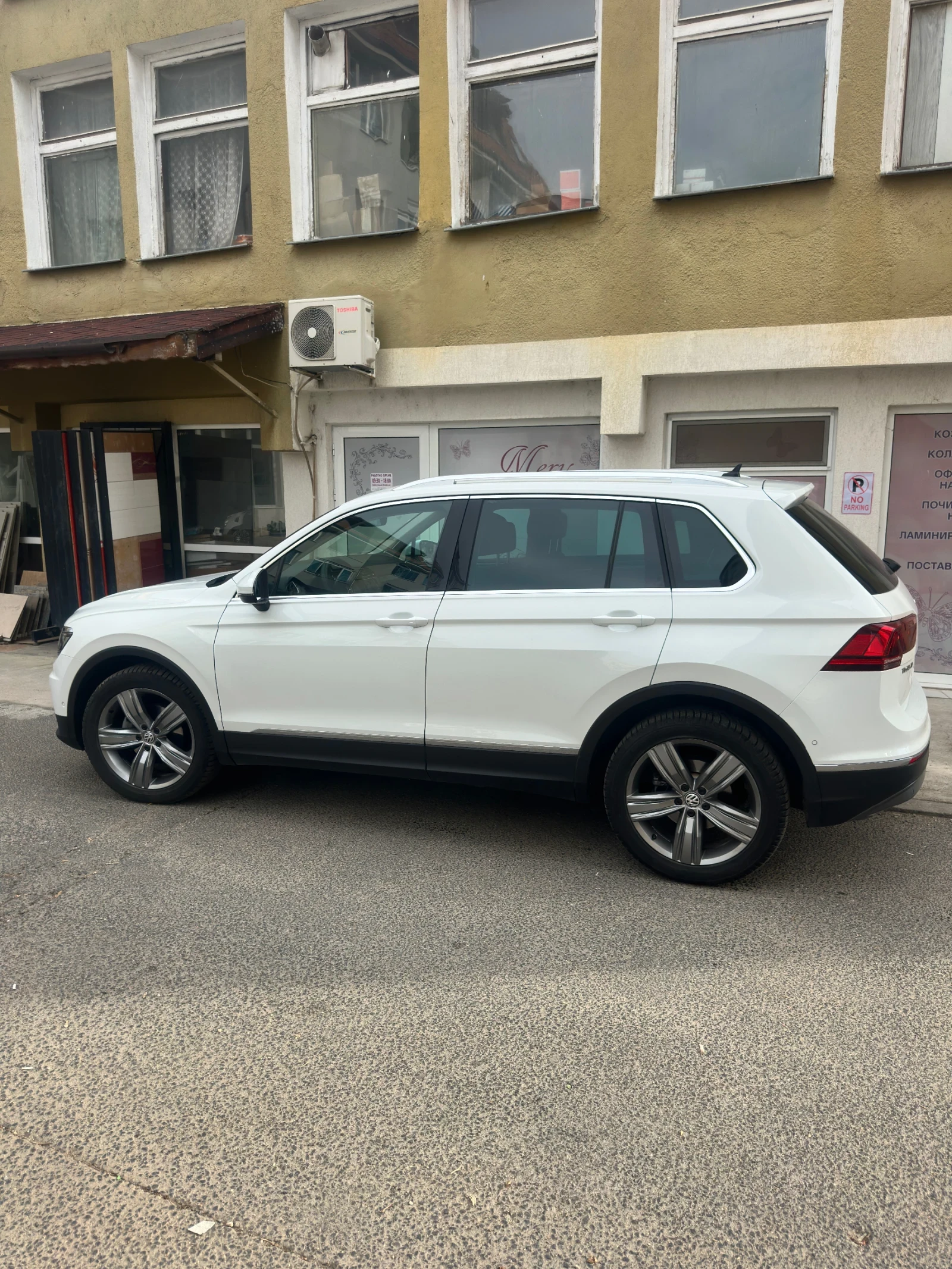 VW Tiguan 2.0 TDI 4 Motion, снимка 3 - Автомобили и джипове - 54664335