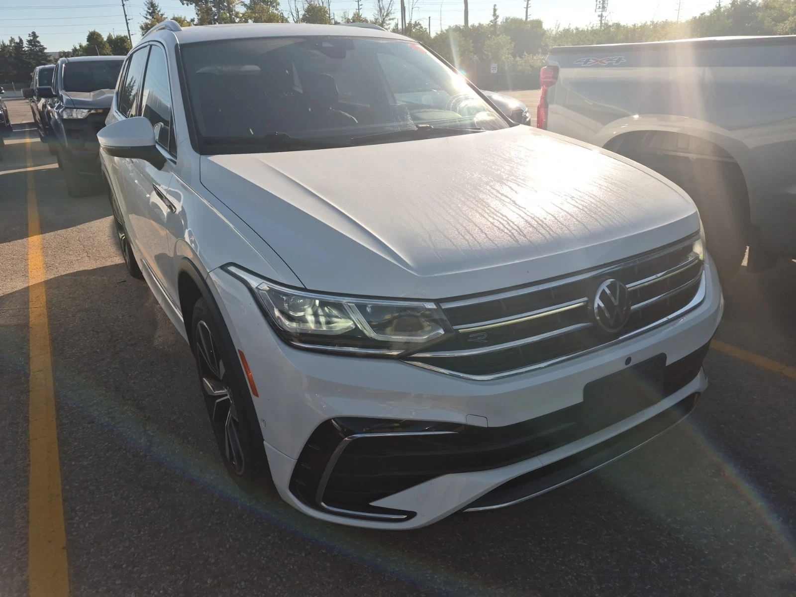 VW Tiguan * HIGHLINE R LINE * CARFAX * ФИНАНСИРАНЕ, снимка 2 - Автомобили и джипове - 55827808