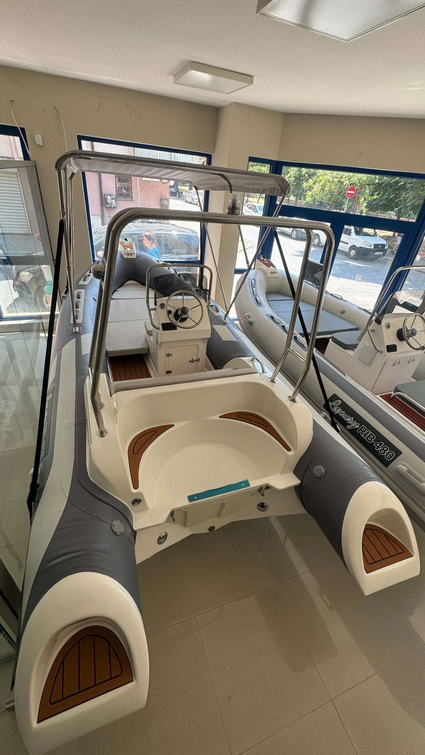 Надуваема лодка Ranieri luxury RIB, снимка 4 - Воден транспорт - 55784649