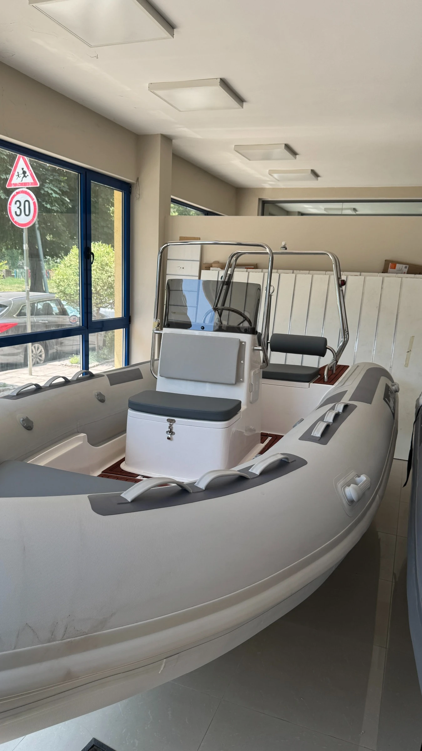 Надуваема лодка Ranieri luxury RIB, снимка 8 - Воден транспорт - 55784649