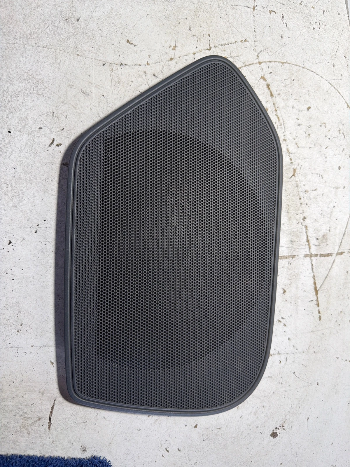 решетка тонколона предна дясна сива 4G8035420 Audi A7