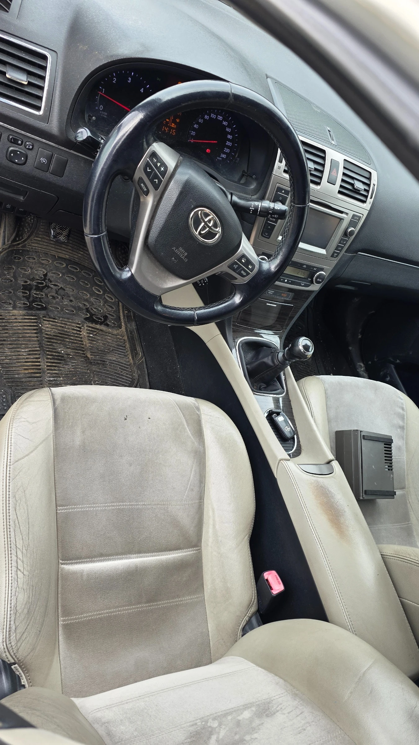 Toyota Avensis 2.0d, снимка 12 - Автомобили и джипове - 53906293