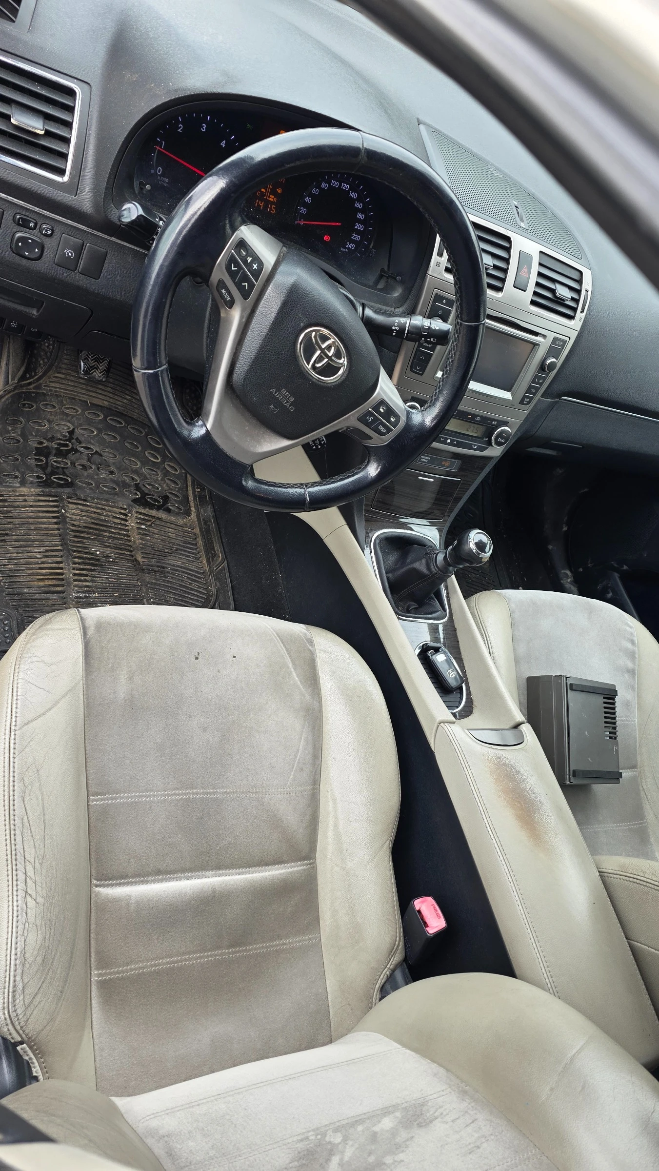Toyota Avensis 2.0d, снимка 13 - Автомобили и джипове - 53906293