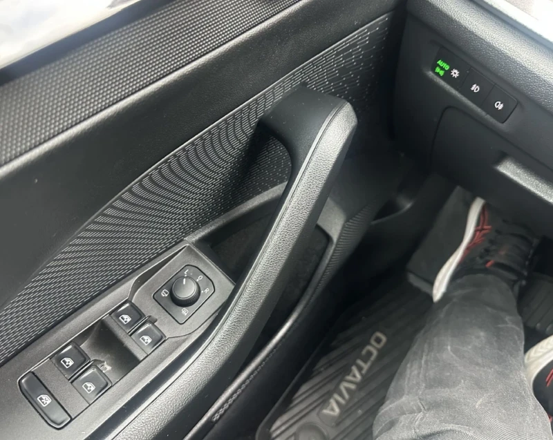 Skoda Octavia 2.0 TDI DSG 110KW.LED.NAVI, снимка 11 - Автомобили и джипове - 52752404