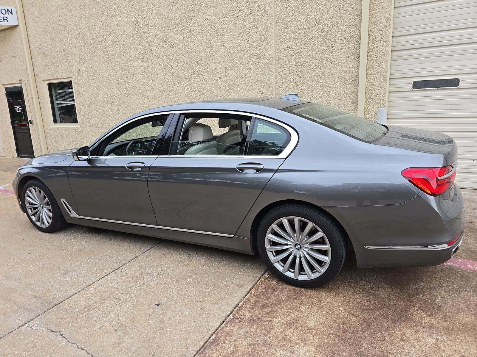 BMW 740 ДИСТРОНИК* ПОДГРЕВ* ОБДУХВАНЕ* МАСАЖ* КАМЕРА* КЕЙЛ - изображение 4