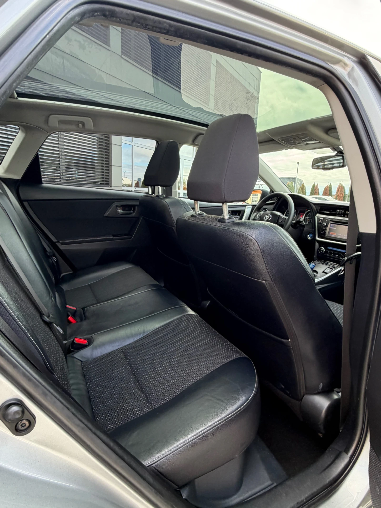 Toyota Auris * 1.8-HYBRID* ПАНОРАМА* ПОДГРЕВ* ЛИЗИНГ* , снимка 12 - Автомобили и джипове - 54076834