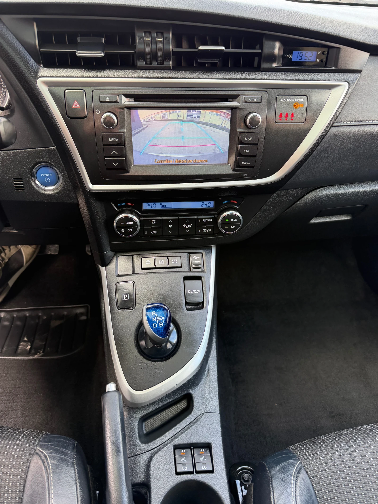 Toyota Auris * 1.8-HYBRID* ПАНОРАМА* ПОДГРЕВ* ЛИЗИНГ* , снимка 9 - Автомобили и джипове - 54076834