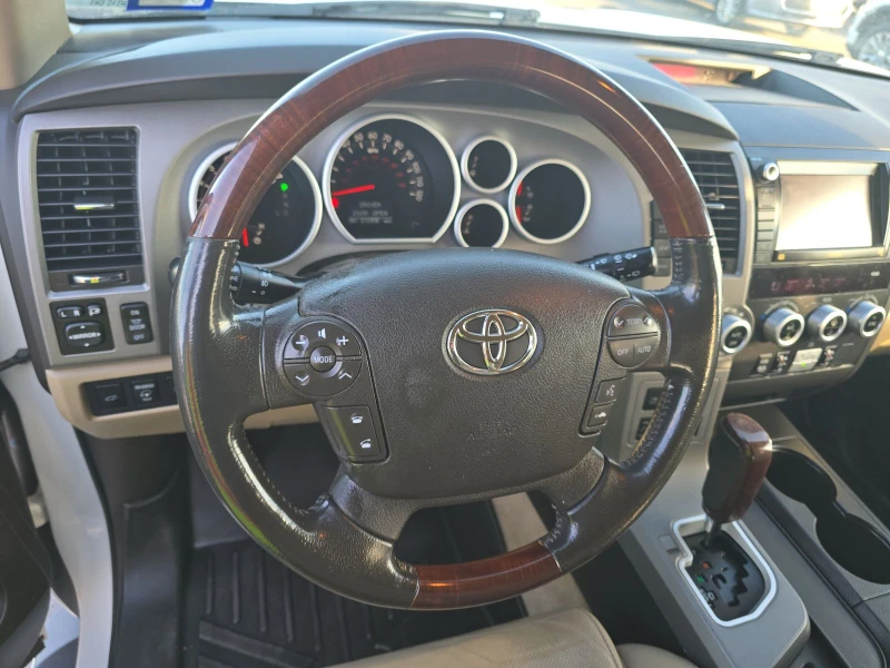 Toyota Sequoia PLATINUM* 5.7* V8* ПОДГРЕВ* КАМЕРА* КЕЙЛЕС, снимка 8 - Автомобили и джипове - 52574147