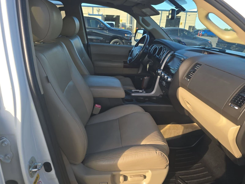Toyota Sequoia PLATINUM* 5.7* V8* ПОДГРЕВ* КАМЕРА* КЕЙЛЕС, снимка 12 - Автомобили и джипове - 52574147