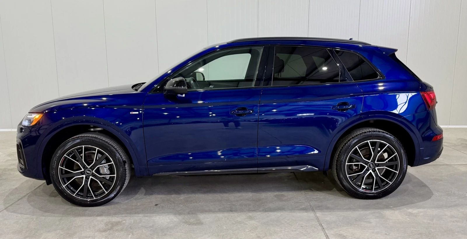 Audi Q5 45TFSI S Line Black Optic - изображение 2