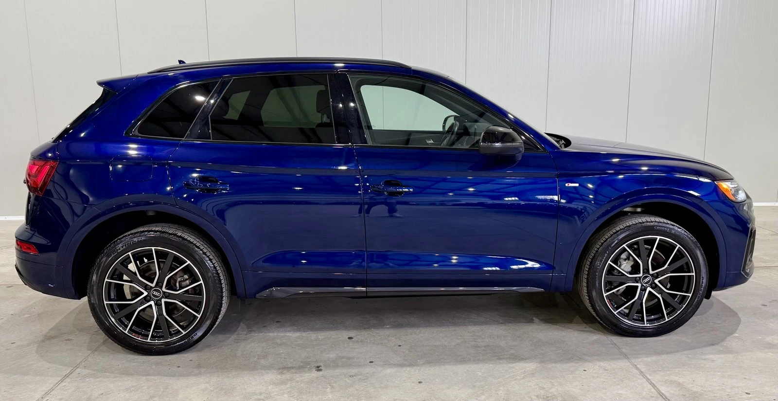 Audi Q5 45TFSI S Line Black Optic - изображение 6