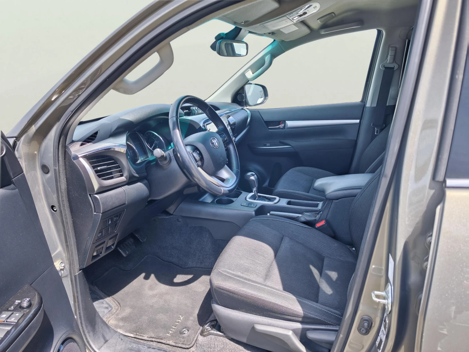 Toyota Hilux 2.4, снимка 7 - Автомобили и джипове - 54348286