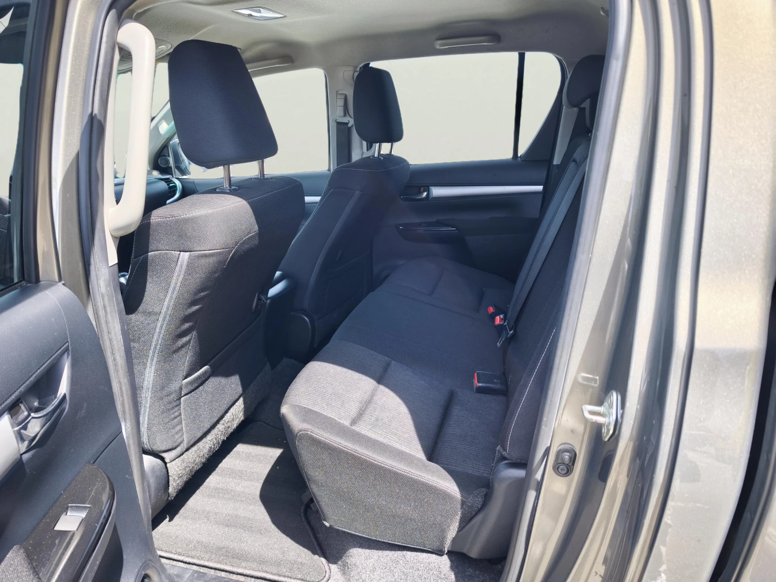 Toyota Hilux 2.4, снимка 8 - Автомобили и джипове - 54348286