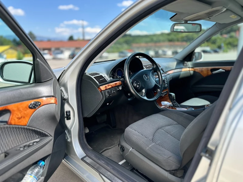 Mercedes-Benz E 240 Elegance, снимка 4 - Автомобили и джипове - 52423072